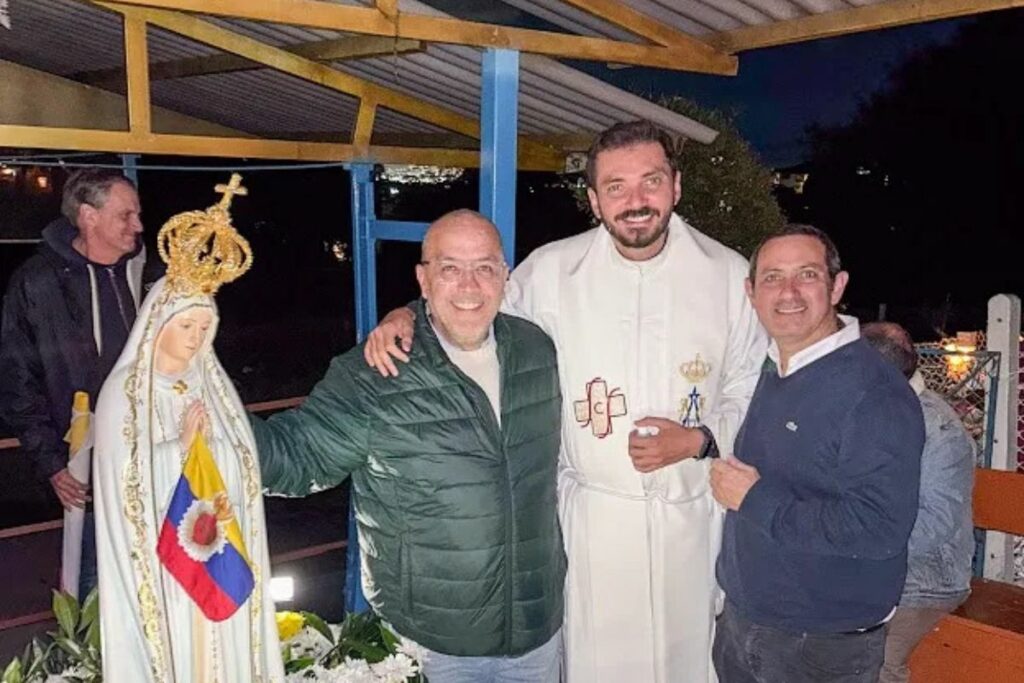 Así se veía Aponte junto a la virgen. Foto: @gustavoaponte en Threads