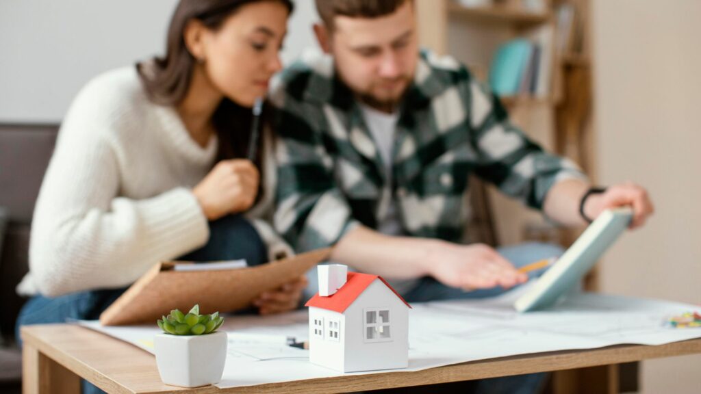 Pareja pensando en comprar vivienda / Freepik 