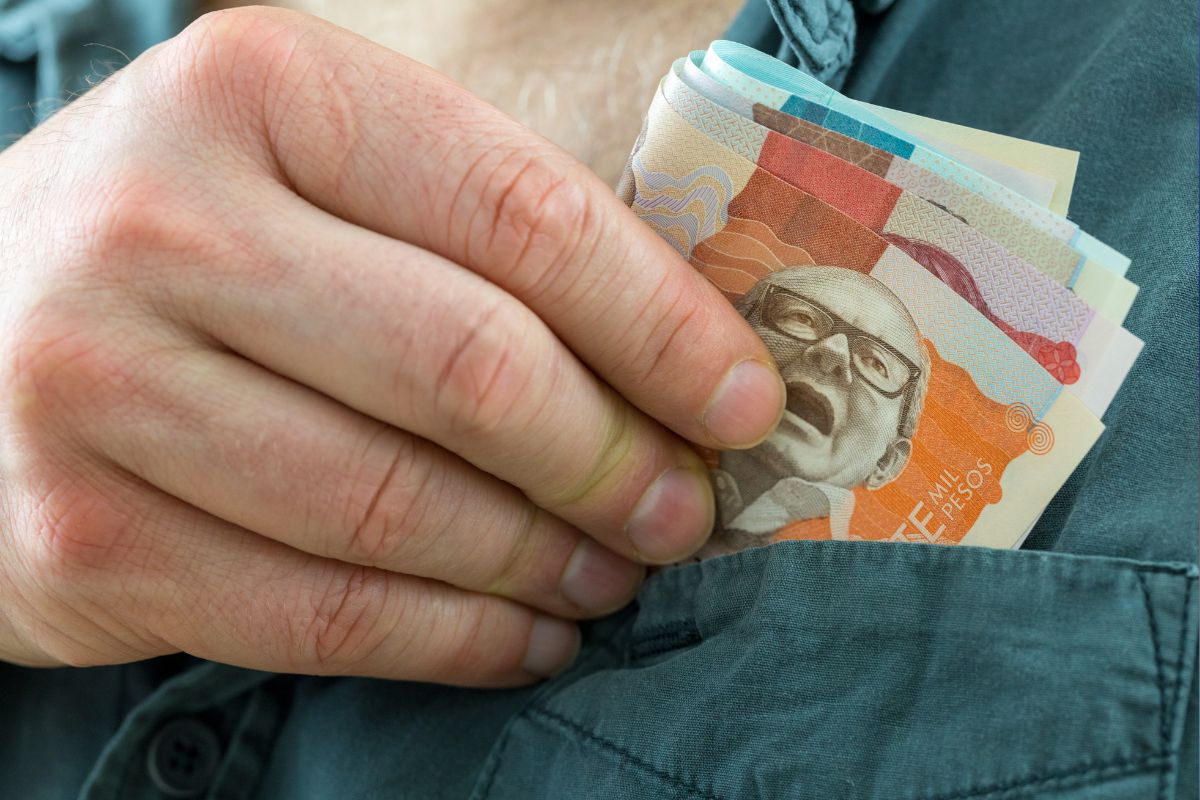 Qué son los precios que se quedarían pegados por suspensión del salario mínimo en Colombia. Reverzazo del decreto no los cambiaría. 