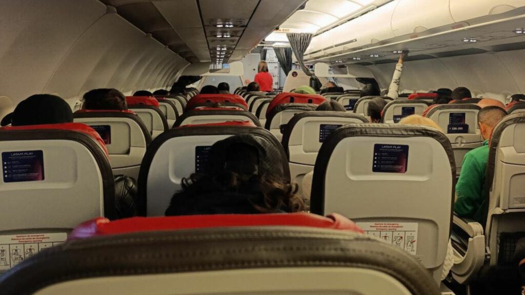 Foto de altercado dentro de avión de Latam / FB: MiOriente