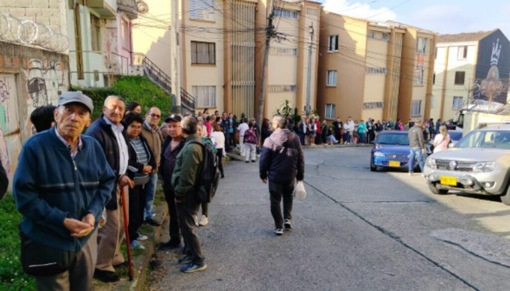 Filas para entrega de medicamentos (La Patria)