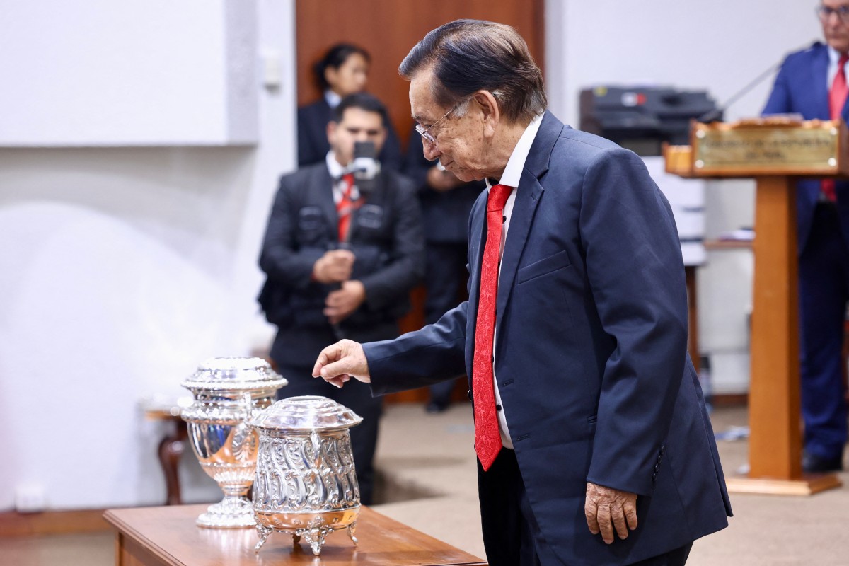 José María Balcázar, nuevo presidente de Perú, luego de la destitución de José Jerí