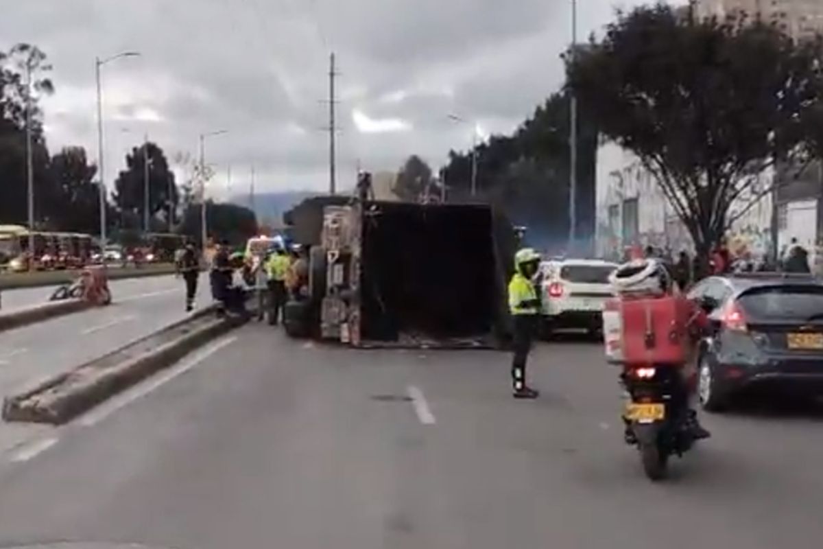 Caos en la Autopista Sur (Bogotá) por camión que se volcó: trancón de una hora
