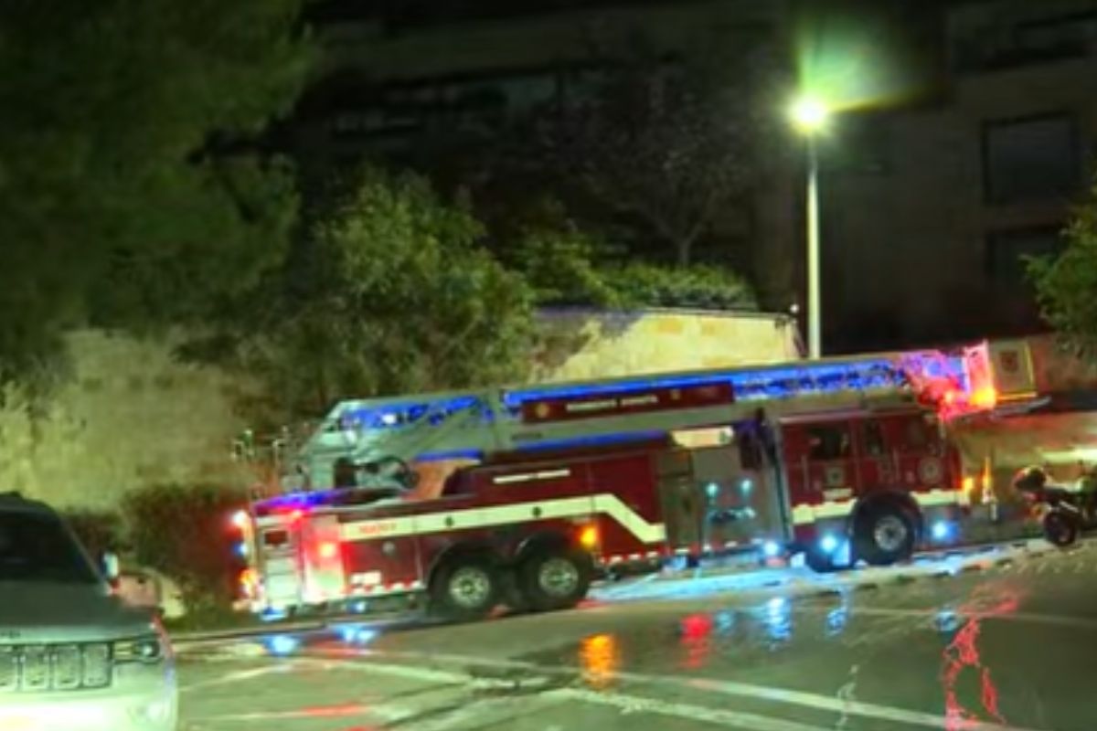 Grave incendio en Rosales (Bogotá): lujosa vivienda se quemó y hay una persona herida. Ocurrió sobre las 2:00 de la madrugada, 
