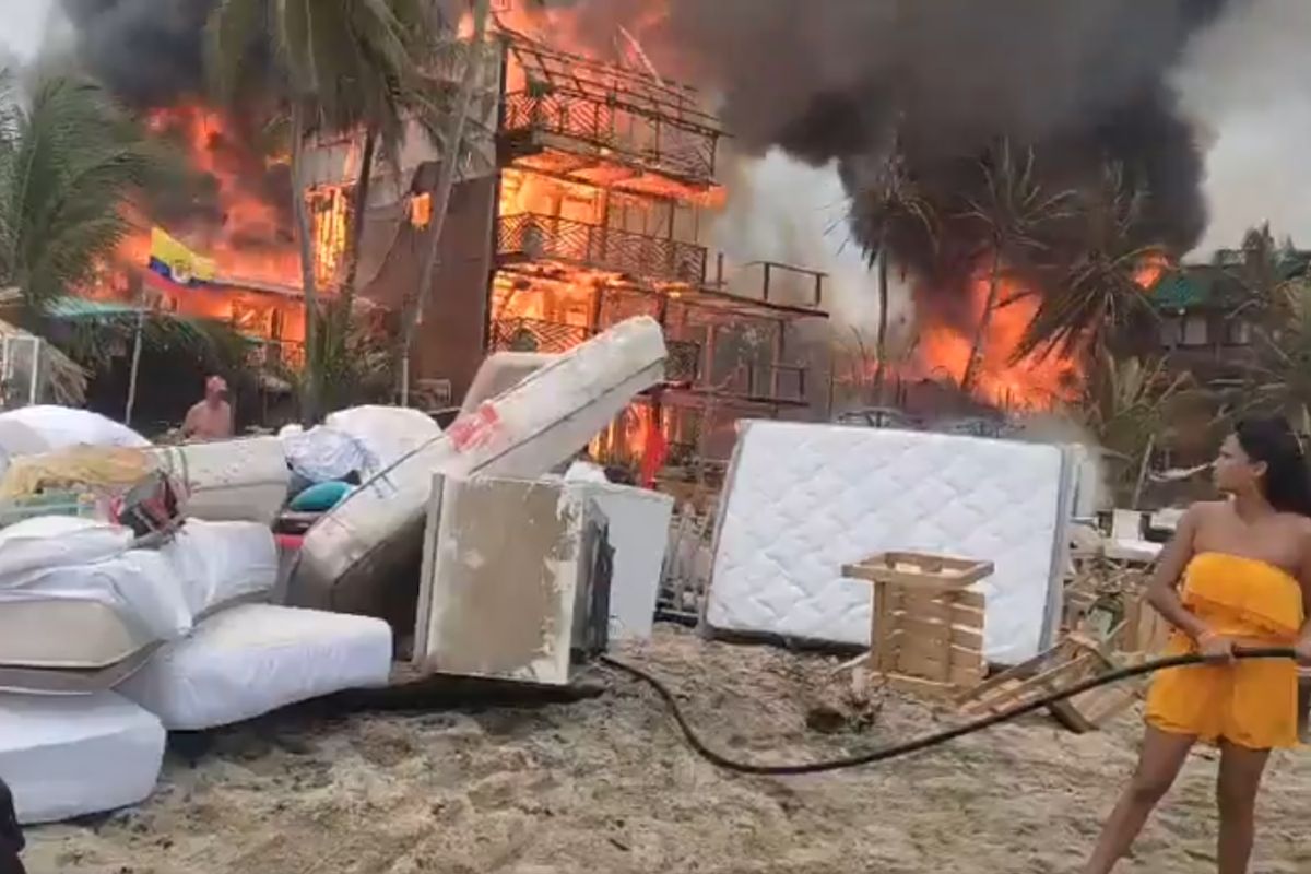 Así fue el incendio en las playas de Mendihuaca, Magdalena, a pocos minutos del parque Tayrona