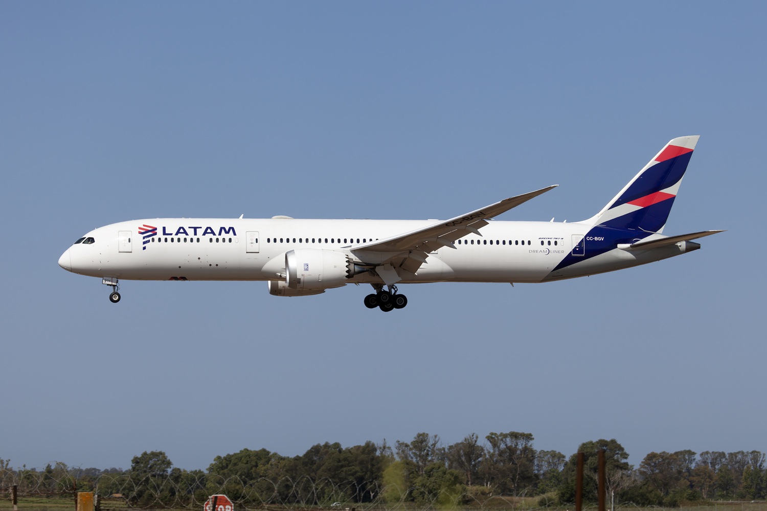 ROME, ITALY - 2024/07/27: A LATAM Airlines Boeing 787-9 Dreamliner landing at Rome Fiumicino airport. More than 50 passengers were injured after a sudden drop on LATAM Boeing 787 flying from Sydney to Auckland in May 2024. (Photo by Fabrizio Gandolfo/SOPA Images/LightRocket via Getty Images)