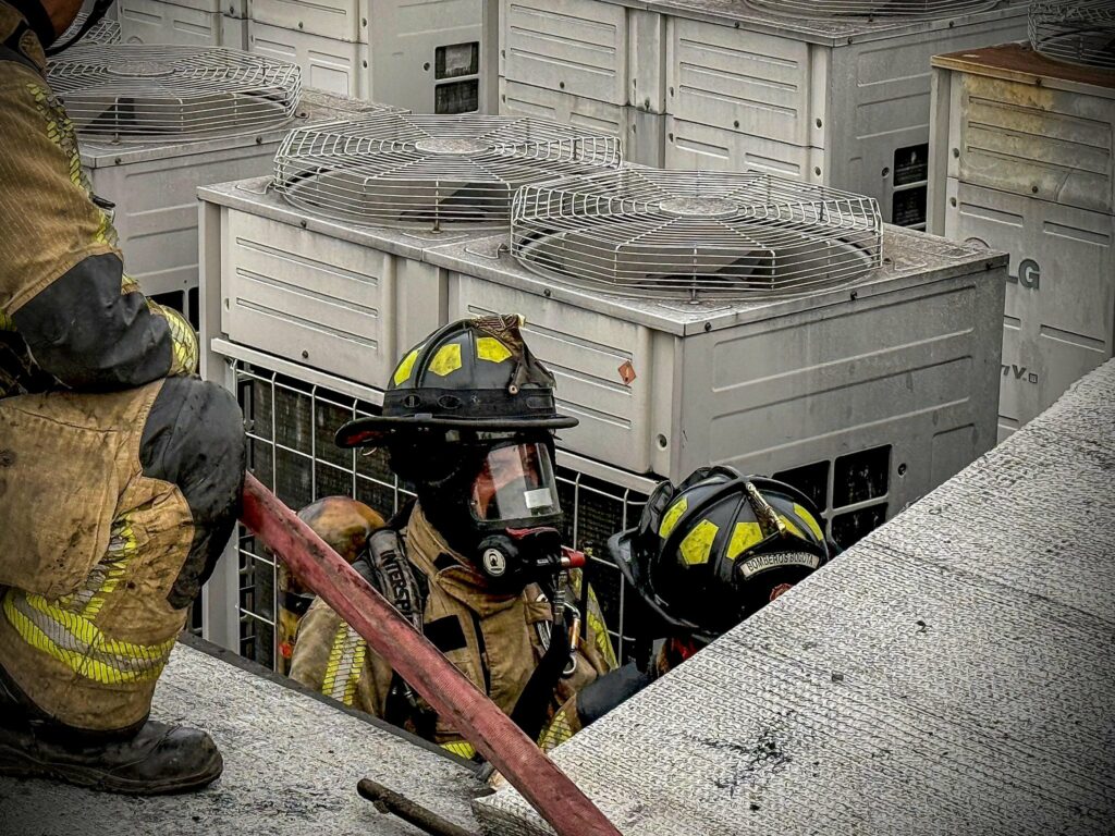 Bomberos controlando la emergencia (X @BomberosBogota)