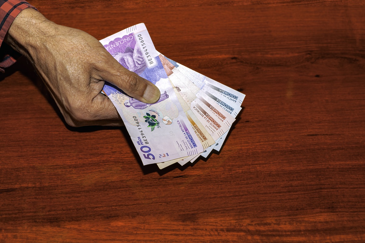 Aterrizan trabajadores en Colombia con propuesta de nuevo salario mínimo