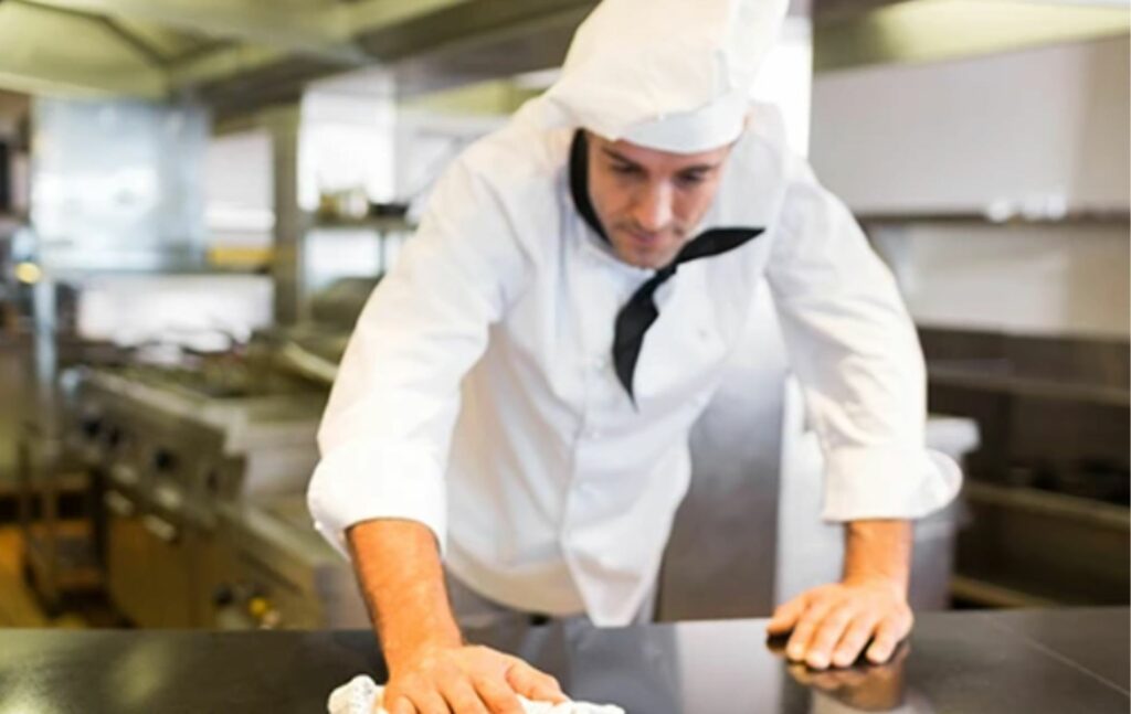Chef limpiando la cocina.