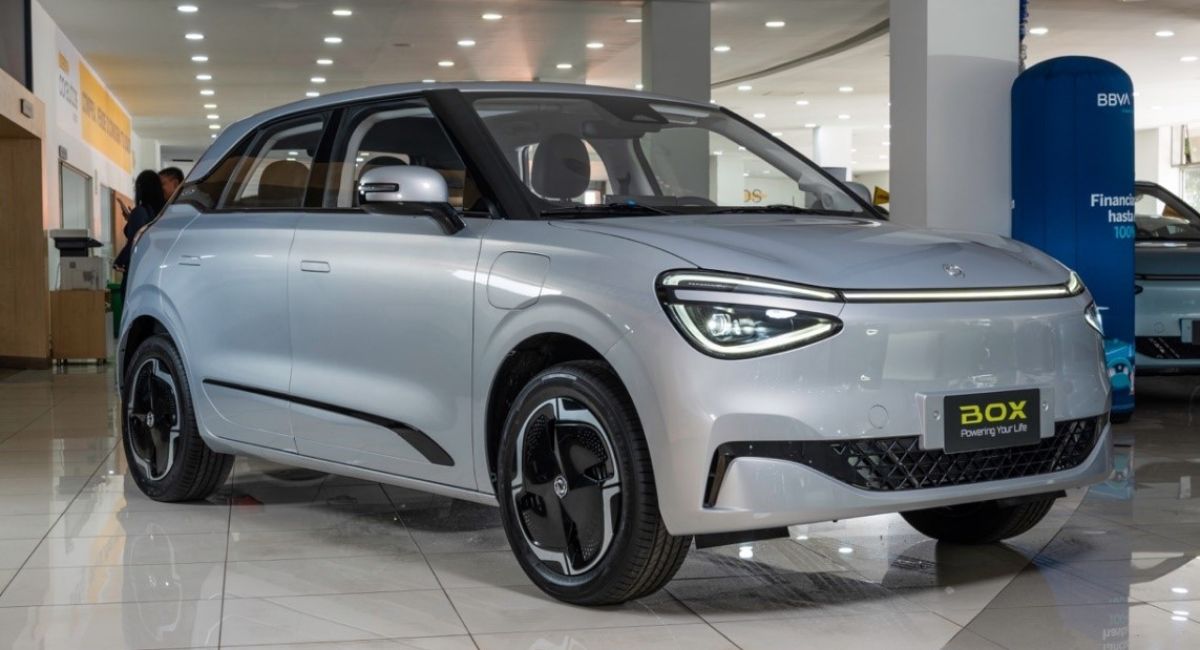 Dongfeng BOX, uno de los carros eléctricos urbanos más baratos en Colombia ($ 75 millones), llega a competir con BYD Seagull y JAC E30X.