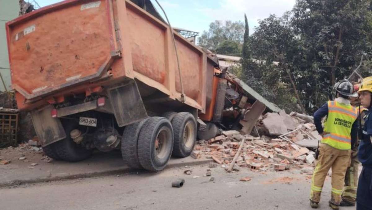 Volqueta sin frenos en La Estrella (Antioquia) causó accidente: hubo un muerto