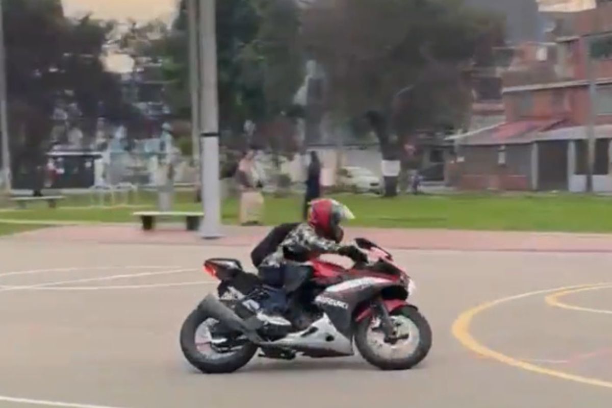 A motociclista que cogió de autódromo cancha de barrio le destaparon multas: debe casi $ 1 millón. Es una joyita. 