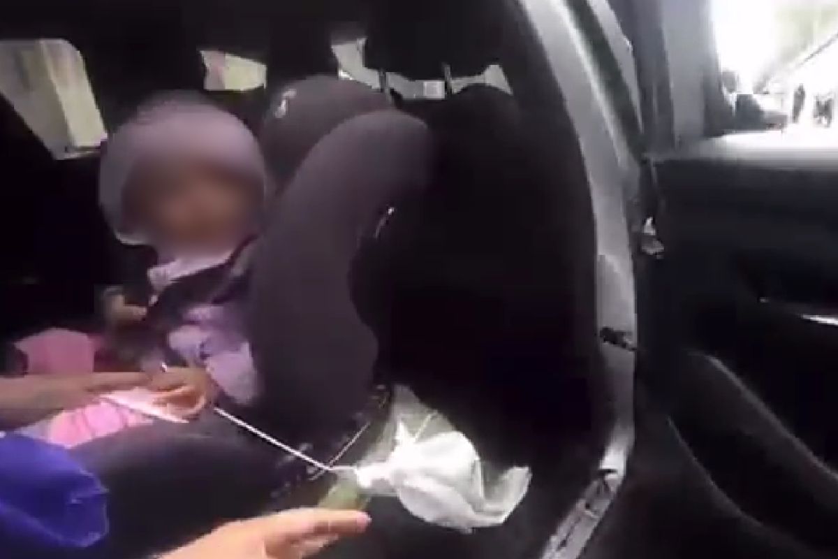 Inundación en deprimido de la 94 (Bogotá) dejó a bebé atrapada en un carro