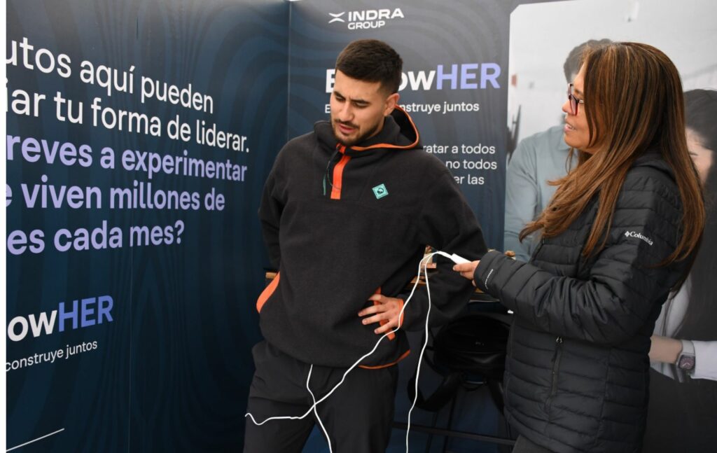 Simulador de cólicos menstruales / Indra Group.