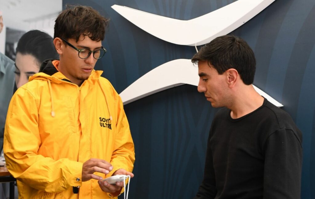 Simulador de cólicos menstruales / Indra Group.