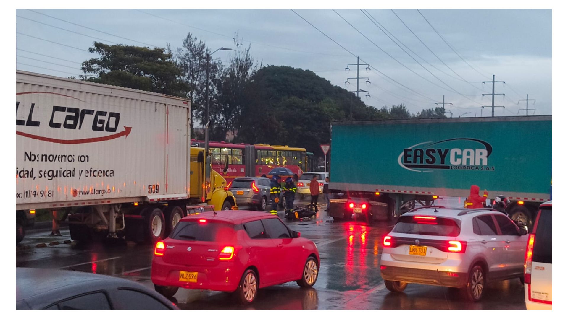 Autopista Norte hoy Bogotá: trancón por duro accidente entre camión y SITP