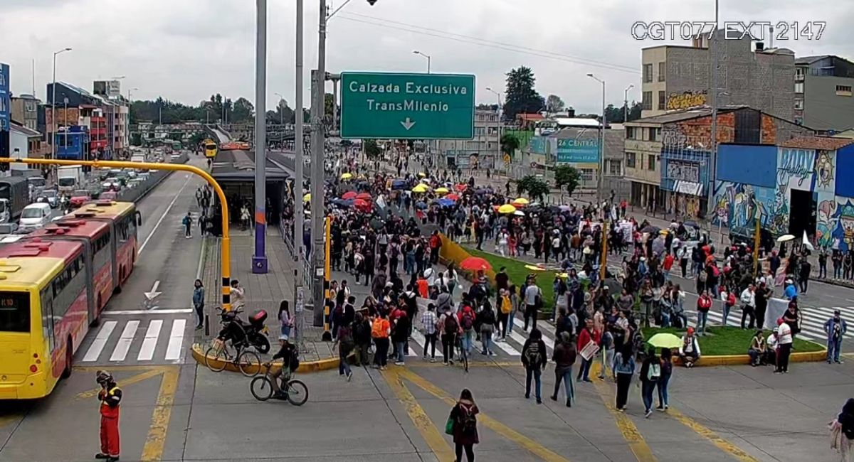 Protestas en Bogotá: marcha de profesores causa caos en la calle 26 y afecta a 23.000 usuarios de Transmilenio este martes 12 de marzo.