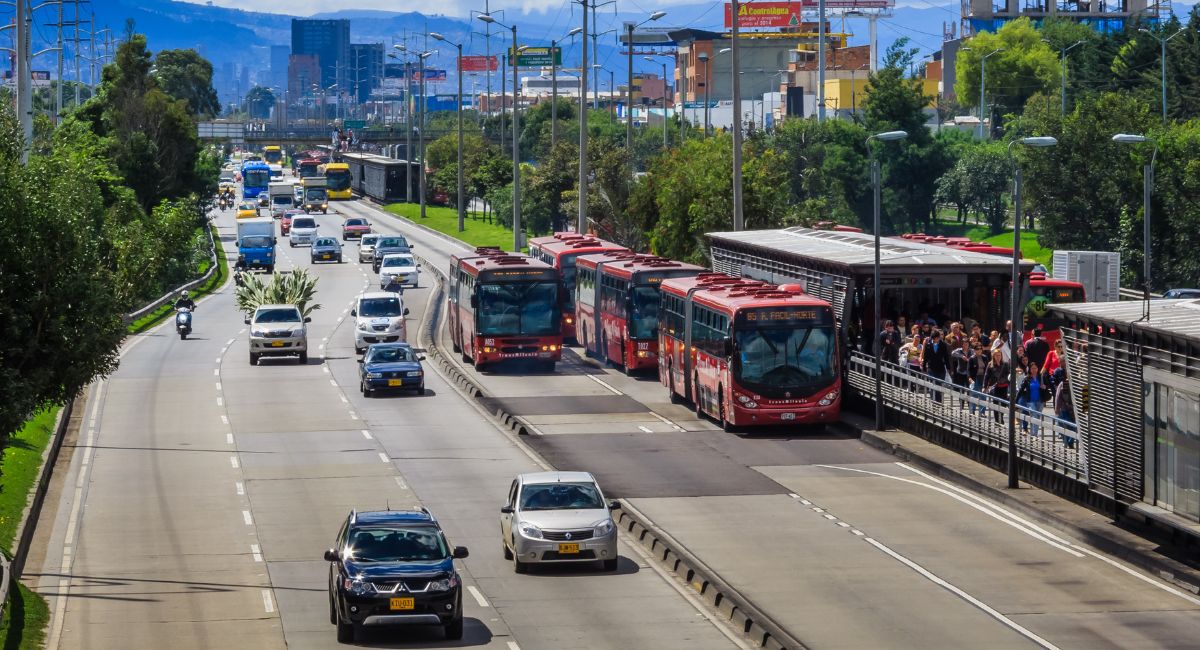 Aprueban inicio de las obras de ampliación de la Autopista Norte (Bogotá), las cuales contemplan la construcción de dos nuevos carriles mixtos.