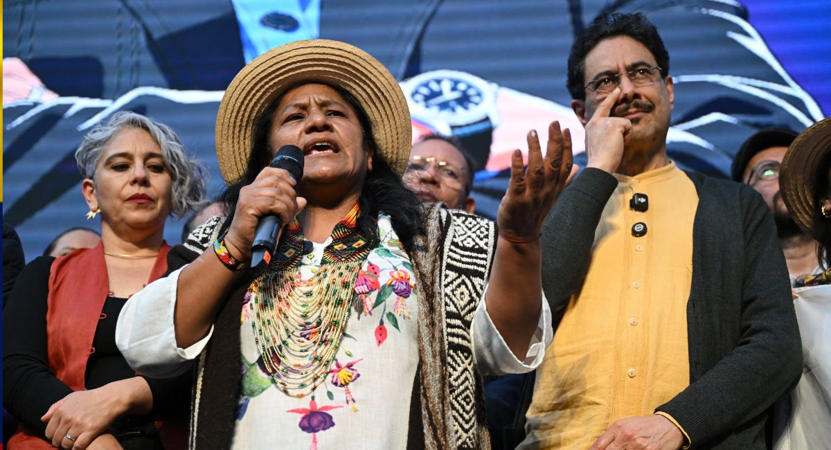 María José Pizarro: fotos la muestran incómoda en discurso de Aida Quilcué e Iván Cepeda durante inscripción para elecciones presidenciales. 