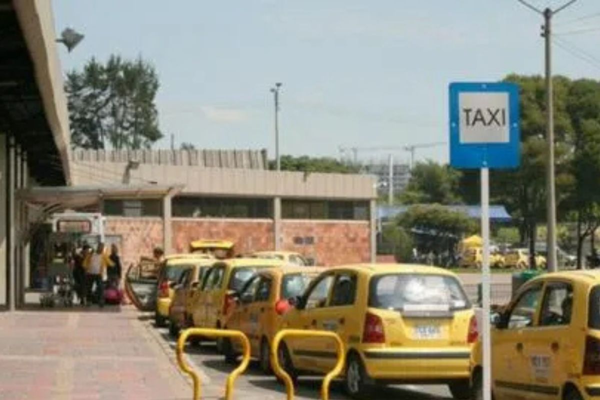 Taxista se infartó en la terminal del Salitre mientras esperaba carrera y buscan a su familia. Se encuentra en estado crítico. 