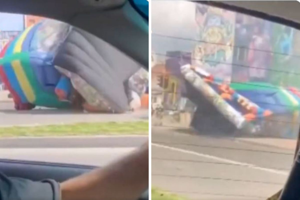 Momento en el que a un inflable se lo lleva el viento y rueda varios metros en la avenida Guayacanes de Bogotá