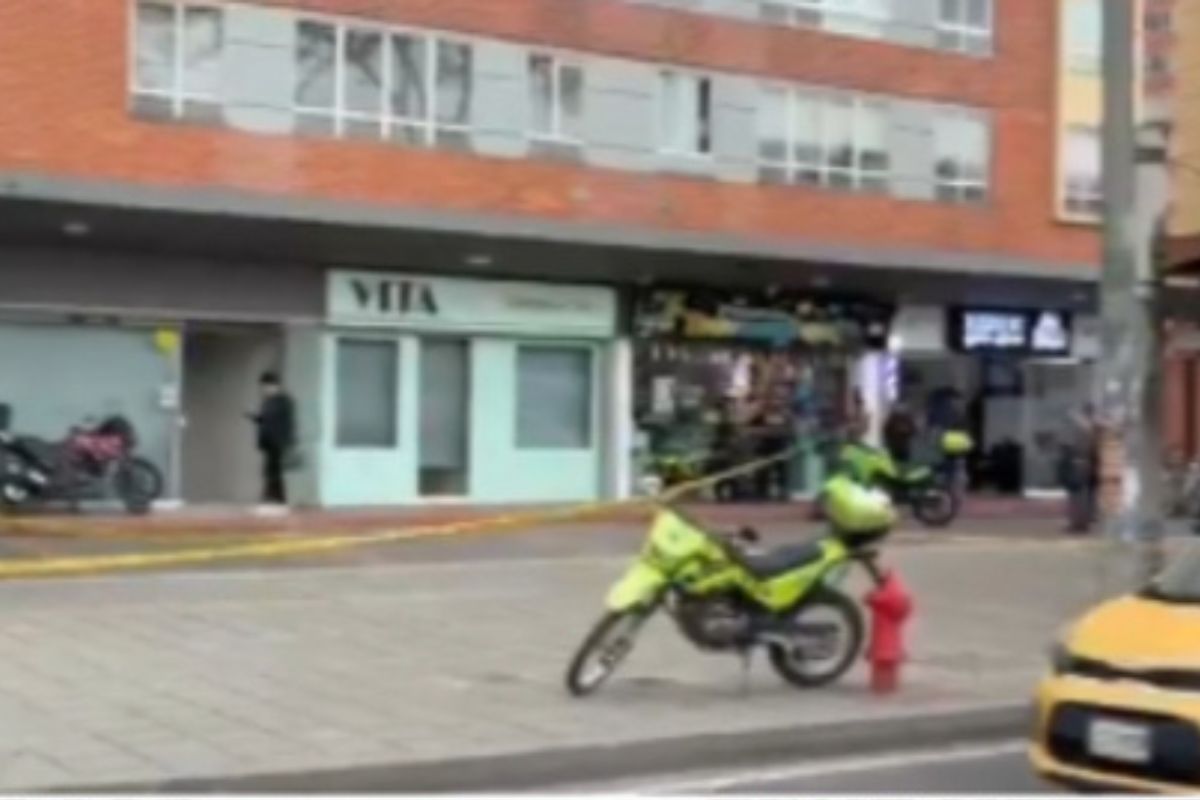 La Fiscalía investiga el asesinato de Néstor Harry Acosta en Salitre, Bogotá. Una extraña tarjeta azul hallada en la escena es clave en el caso.