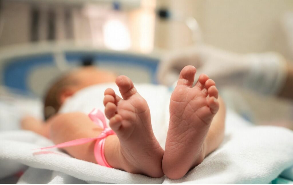 Bebé recién nacido / Grok