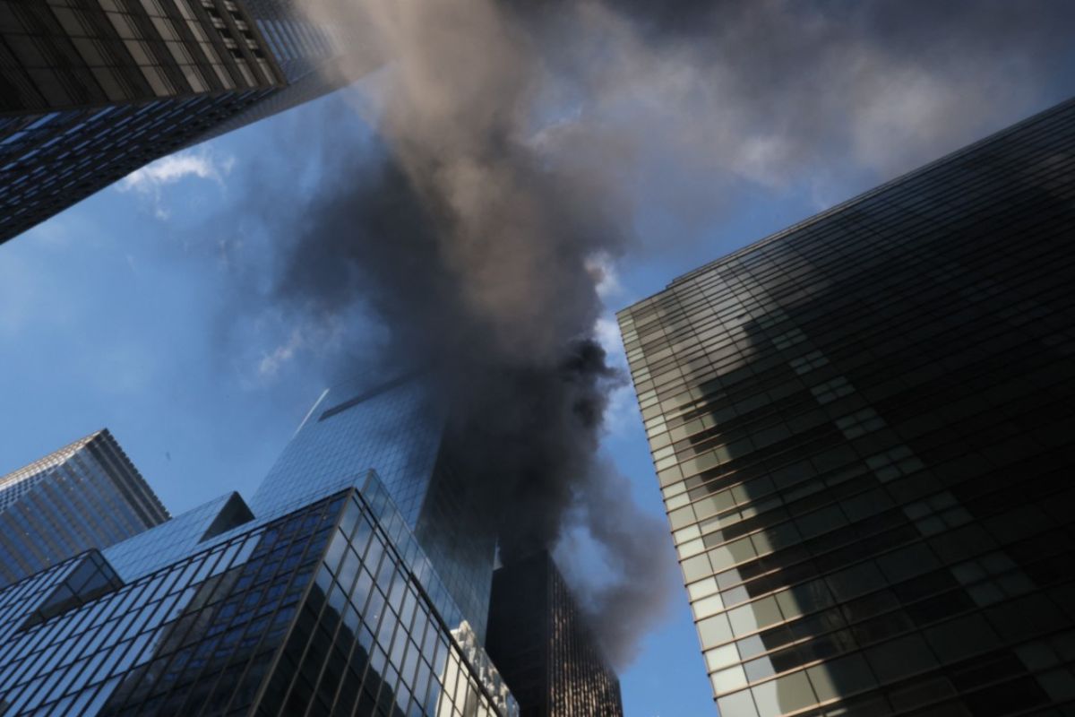 Un incendio en la azotea de un edificio en la calle 43 afectó el inicio del desfile de San Patricio en Nueva York. Bomberos controlaron las llamas en Midto