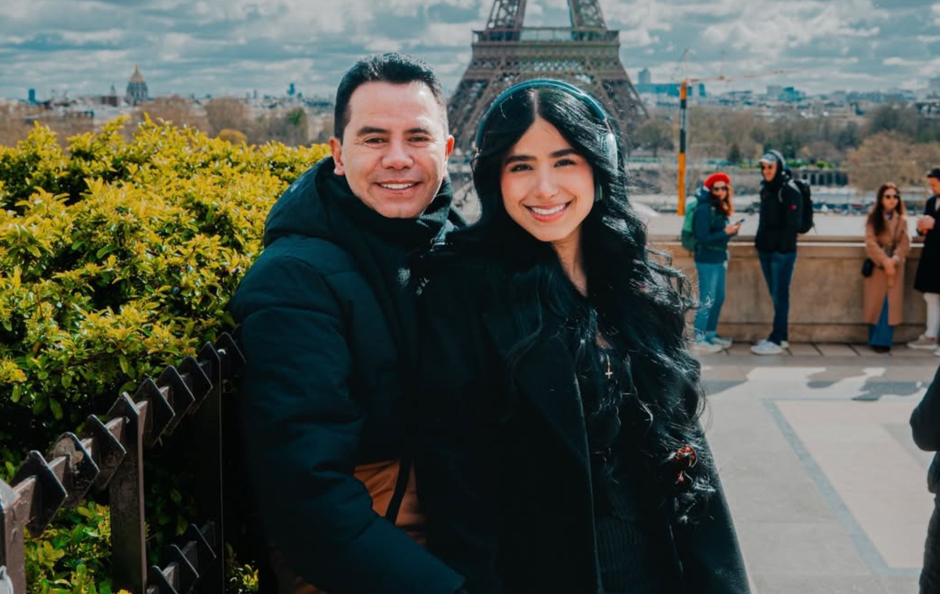 Jhonny Rivera y su esposa tuvieron que llevarse a sus suegros a luna de miel