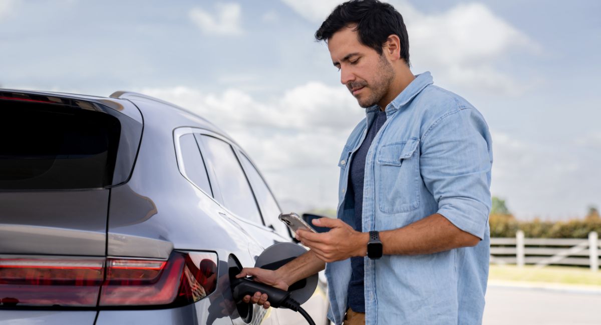 Reventa de carros eléctricos despierta dudas en Colombia, ya que reemplazar una batería puede costar hasta el 40 % del valor total del vehículo.