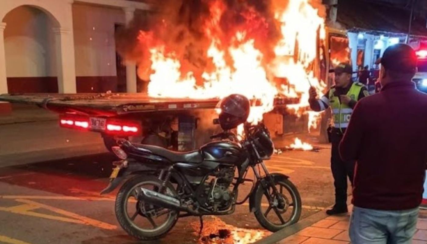 Caos en Chocontá por operativo de tránsito y comunidad furiosa quemó una grúa