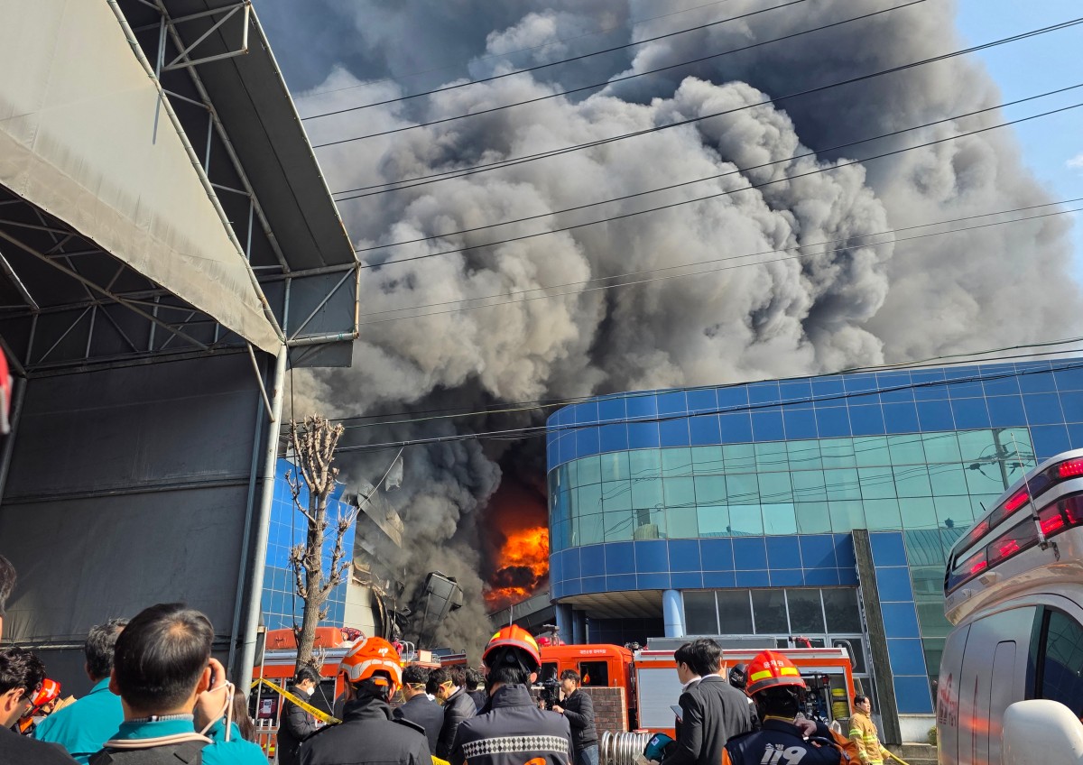 Tragedia por incendio en fábrica de piezas para autos en Corea del Sur