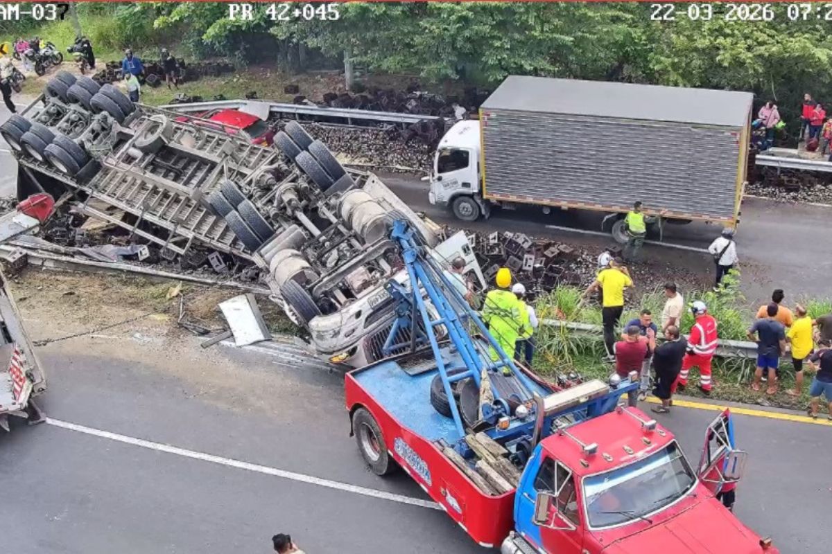 Accidente vía Bogotá-Melgar: camión de cerveza se volcó y hay cierre total