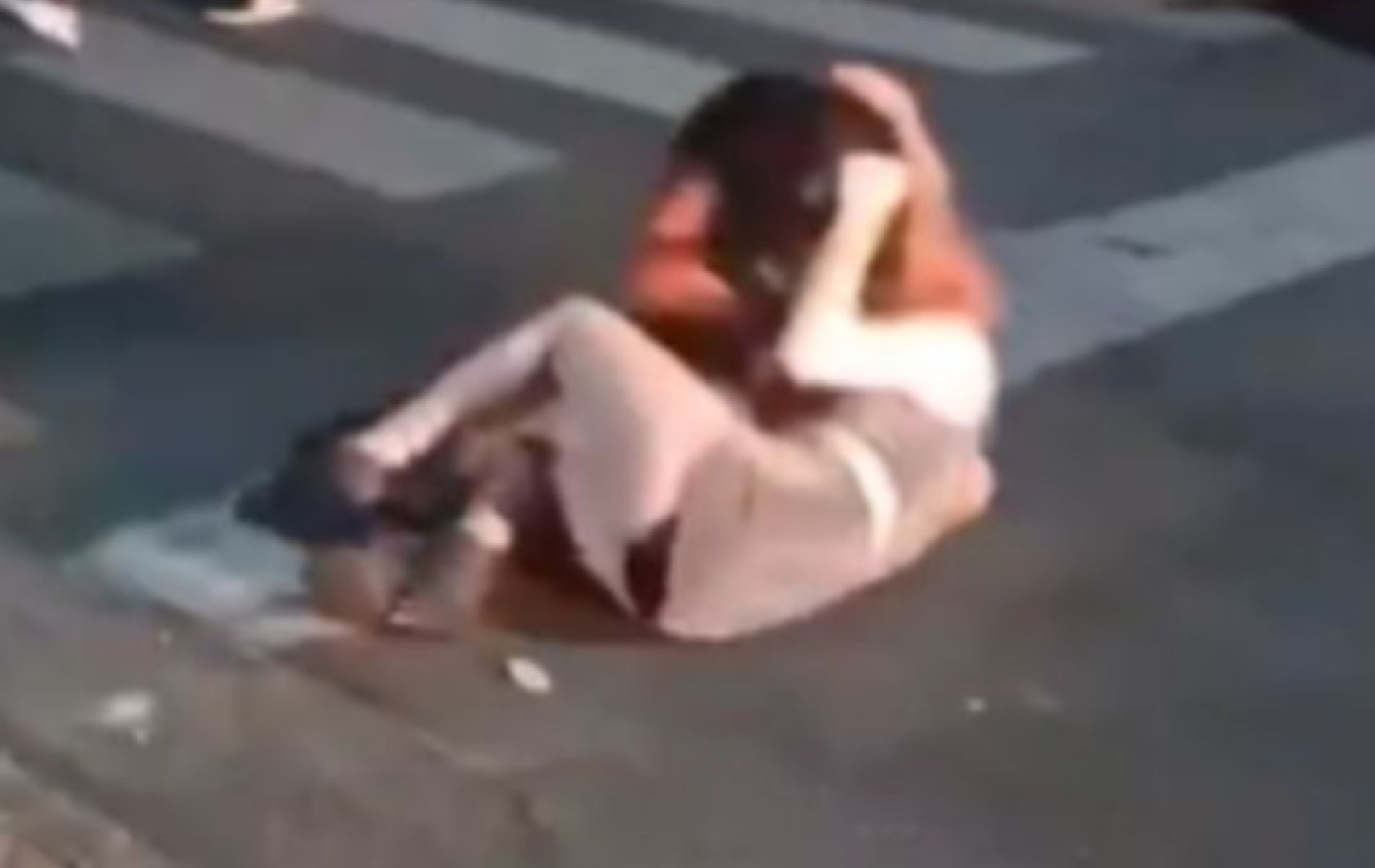 Video: dos mujeres pelearon frente a una discoteca y usaron tijeras