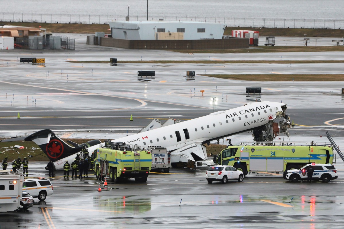 Avión chocó con bomberos en aeropuerto La Guardia (Nueva York) y hay dos muertos