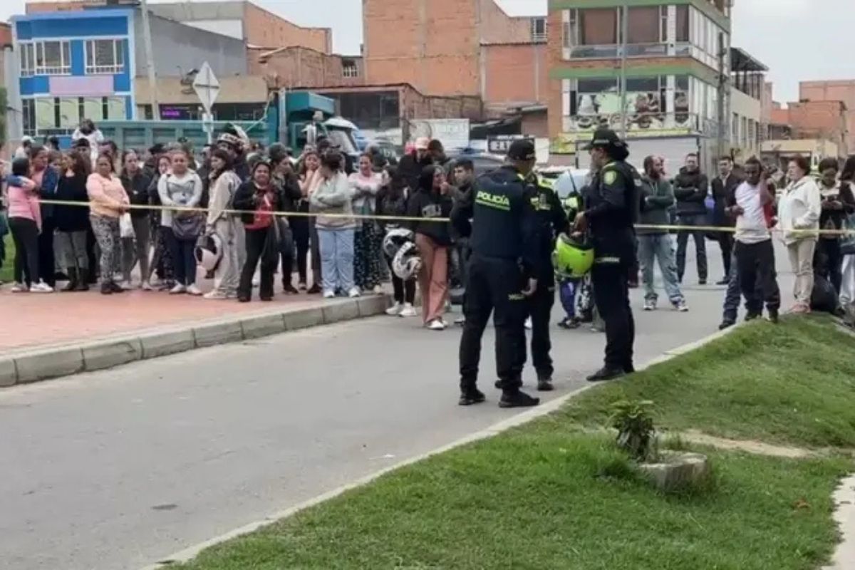 Tragedia en el barrio Atalayas, localidad de Bosa. Un hombre asesinó a su pareja y a sus hijastras de 17 y 20 años. El capturado intentó quitarse la vida.