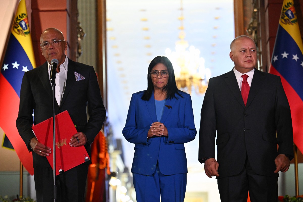 Diosdado Cabello dice que chavismo ganará elecciones; defiende a Delcy Rodríguez