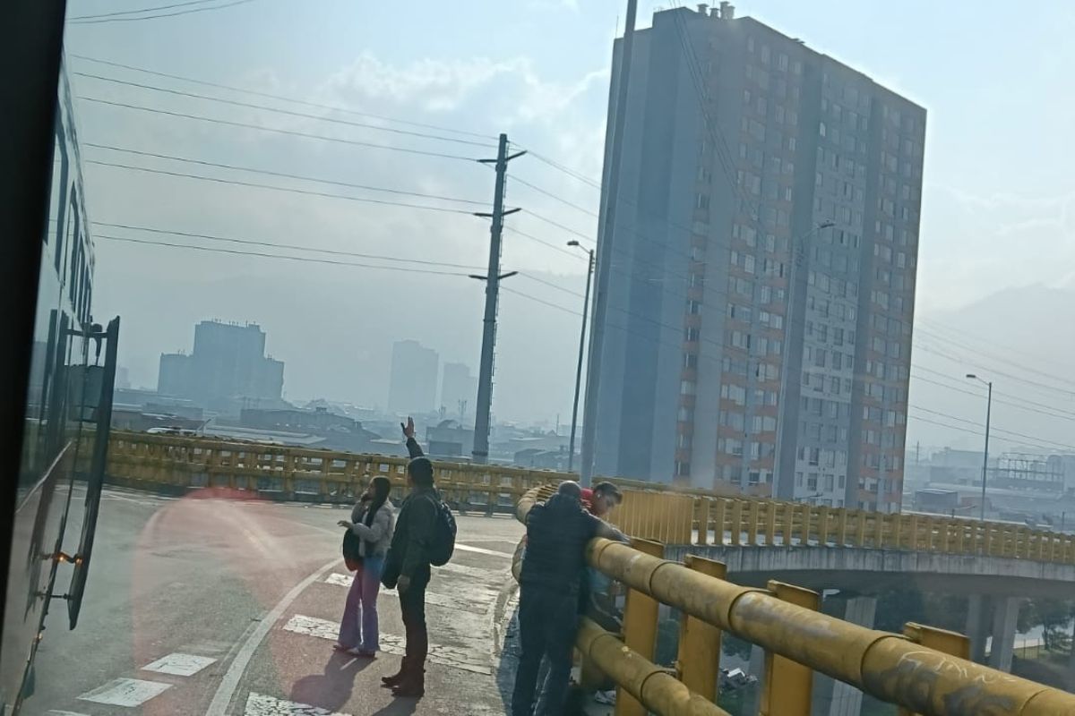 Un joven intentó lanzarse desde un puente de Transmilenio en la NQS con calle 6. Ciudadanos y Policía lograron rescatarlo. El sistema reportó retrasos.