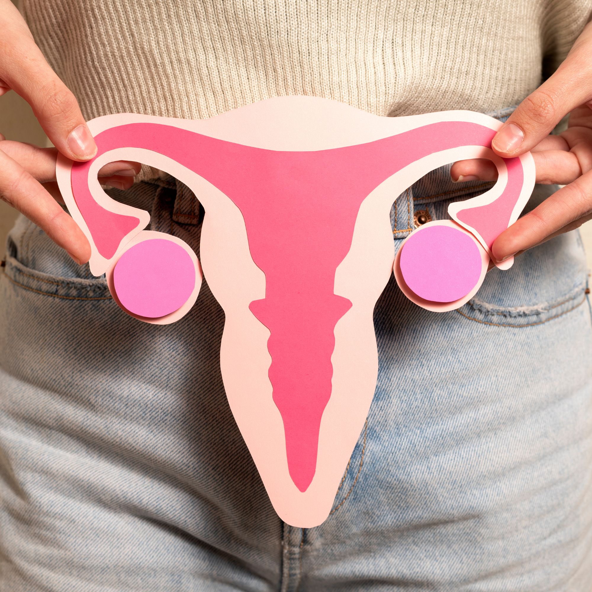 El cáncer de cuello uterino puede avanzar sin síntomas durante años. Conoce las señales de alerta, la relación con el VPH y cómo prevenirlo con vacuna y pruebas a tiempo. Detectarlo temprano puede salvar tu vida.