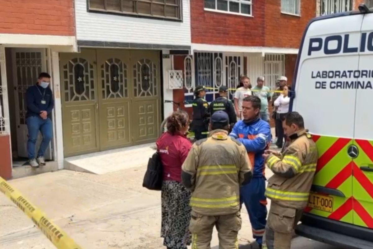 Cristian Camilo Valencia Hurtado aceptó cargos por triple feminicidio en el barrio Atalayas, Bosa. Fiscalía reveló detalles del crimen y denuncias previas.