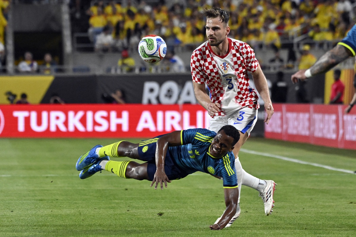 Marin Pongracic pelea el balón con Jhon Arias