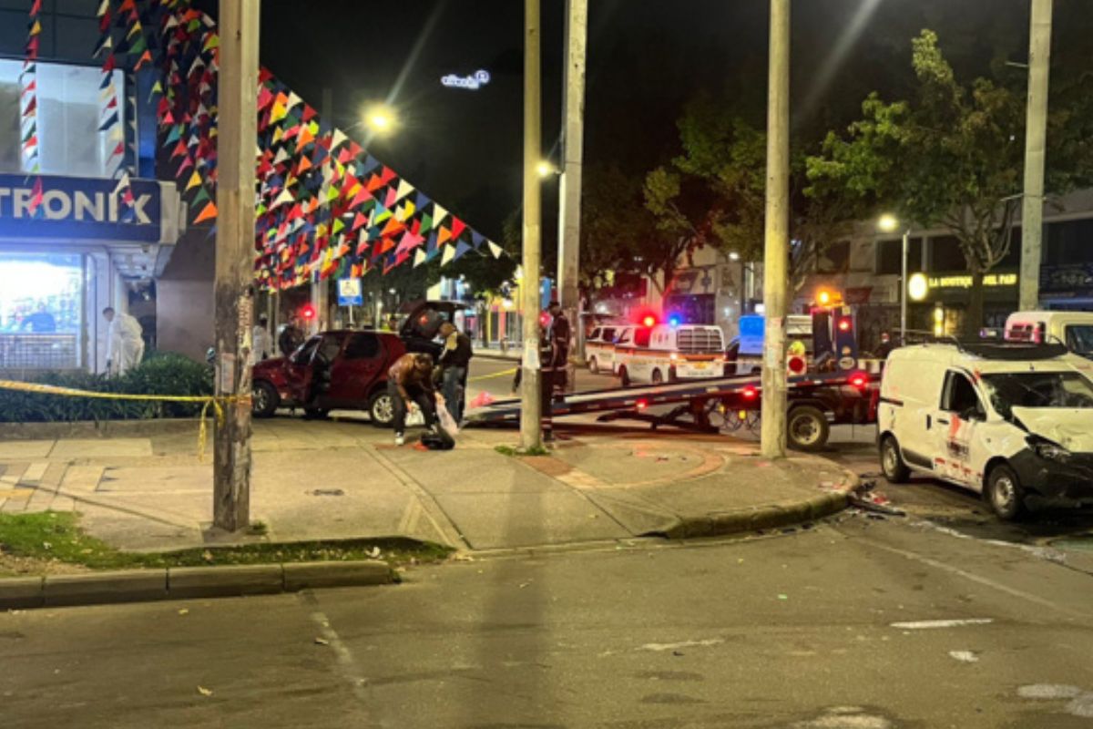 Cómo quedó la fachada del Ktronix de la calle 94 (Bogotá) que fue destruida por un carro. Hay un muerto y varios heridos. 