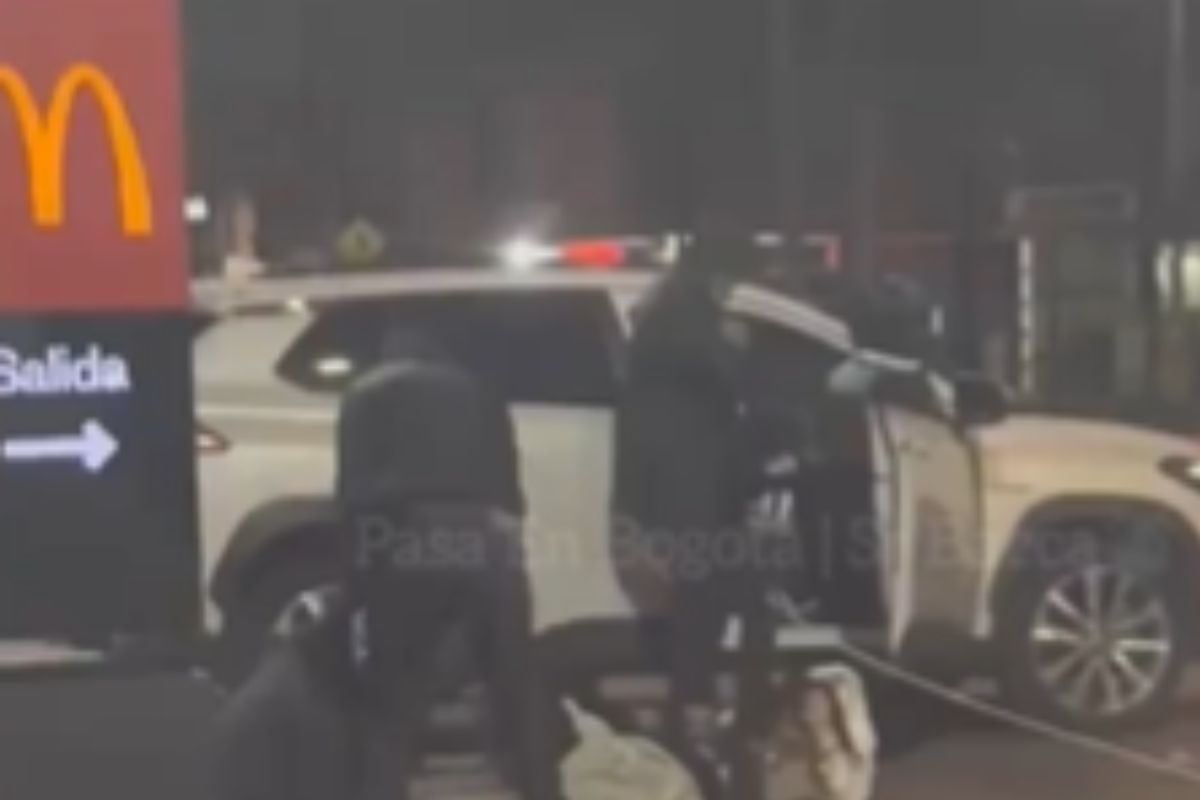 Susto cerca del McDonald's de la 127 (Bogotá): hombre armados robaron vehículo a una familia. El hecho quedó registrado en video.