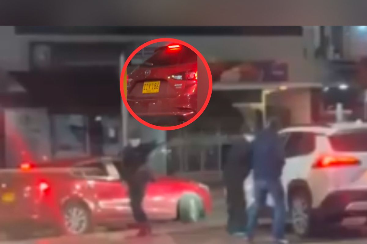 Detalles del violento robo en la calle 127 con 15. Investigan si la placa IIV186 del Mazda 3 rojo es gemeleada. La propietaria sería una azafata de 32 años