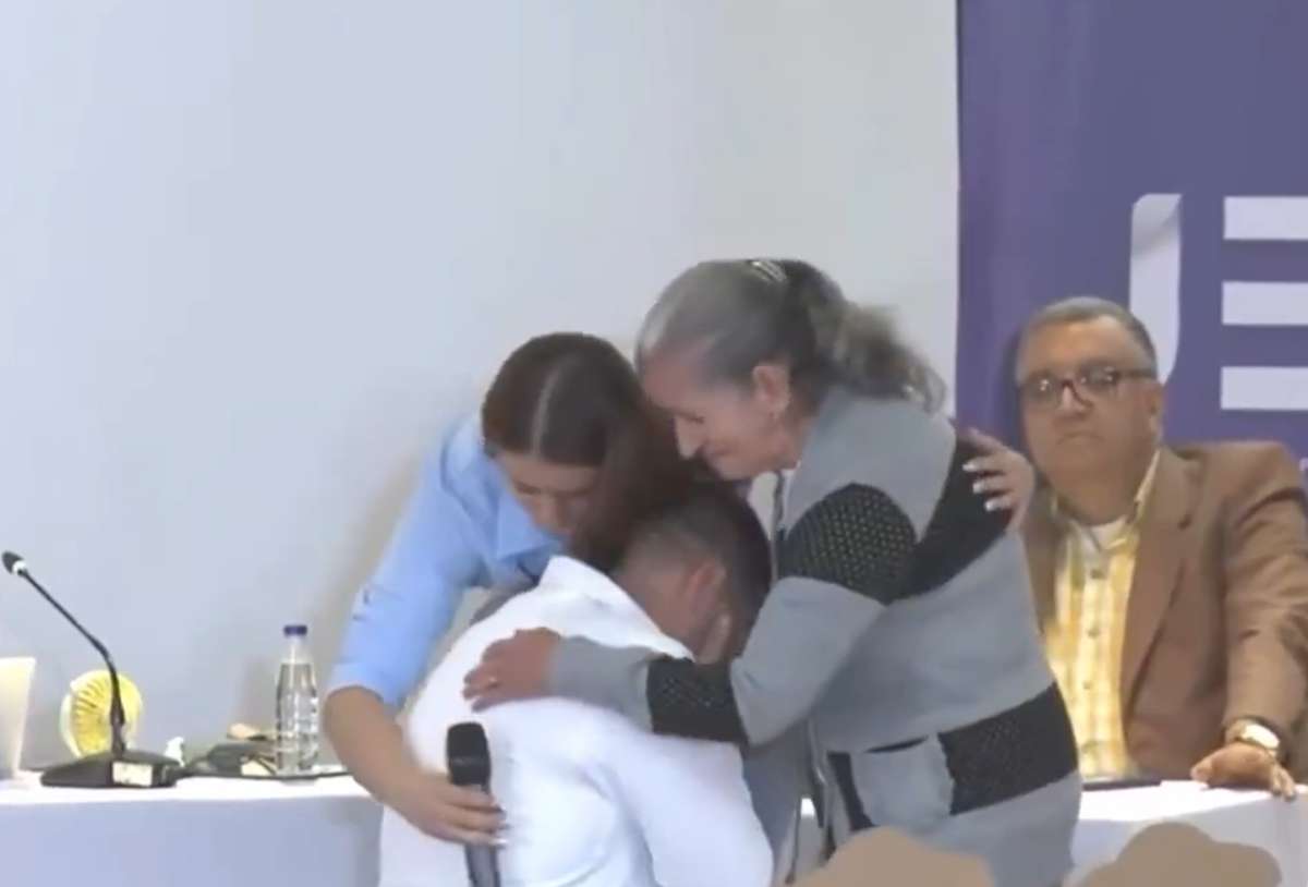 Exmilitar en JEP lloró y se arrodilló ante familia de víctima en Medellín: video