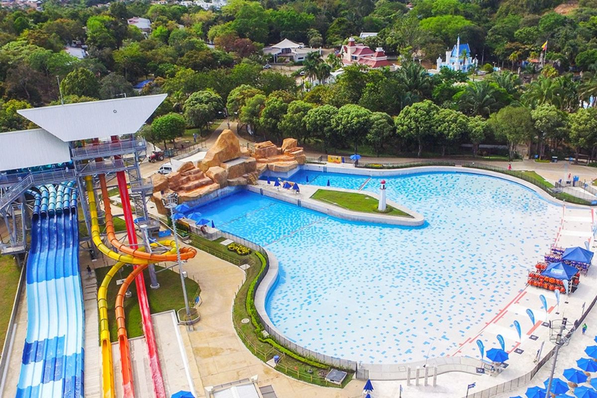 Comunicado oficial de Cafam sobre la emergencia climática en Melgar. Detalles sobre la evacuación de huéspedes, zonas fuera de servicio y planes. 