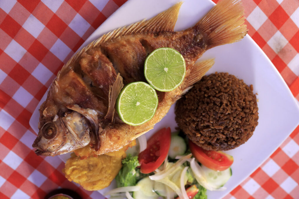 La mojarra frita es un plato tradicional de Semana Santa en Colombia (Getty)