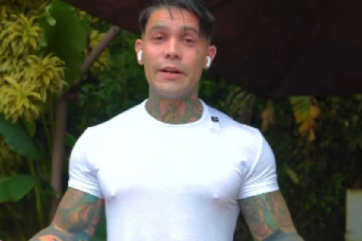 El creador de contenido negó que el incidente con una "stink bomb" fuera una broma para redes y calificó de desproporcionada la cancelación de su tiquete. 