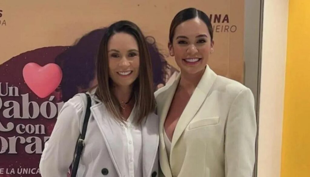 Lina Tejeiro y su mánager (Instagram: @clauserratomanager)