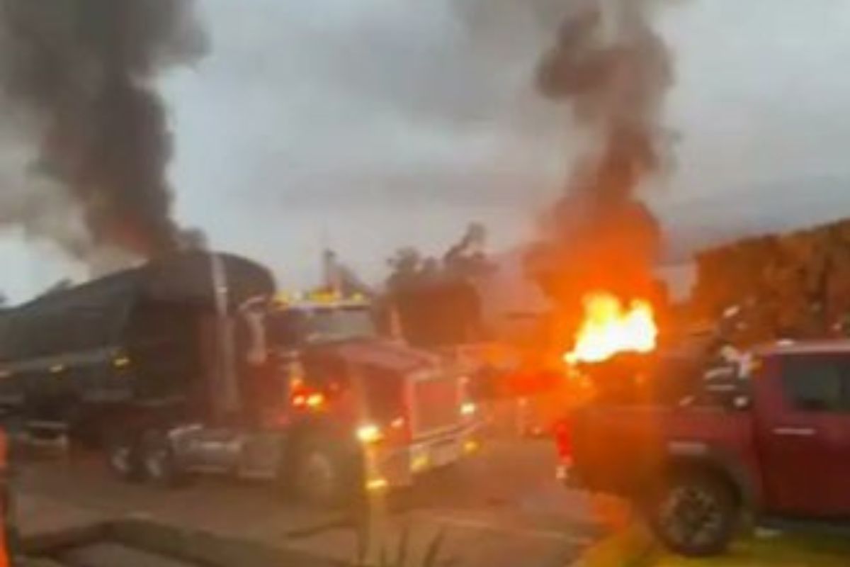 Grave accidente en la vía Zipaquirá-Ubaté: tractomula sin frenos chocó 7 carros y causó explosión en el peaje Casablanca. Vea el reporte de heridos y bombe